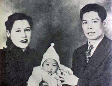 Biography of Bruce Lee - Bruce Lee with his parents