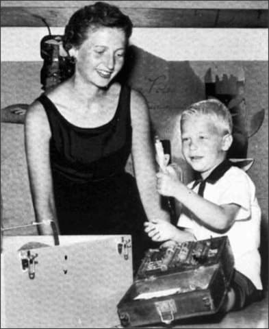 Biography of Bill Gates - Bill Gates, as a kid, with his mother